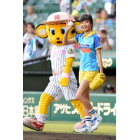 こじるり、甲子園始球式で大胆フォームのノーバウンド！「思ったところにボールがいった」 画像