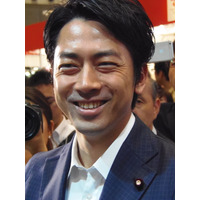 ドローン初体験の小泉進次郎氏「規制だけでなく、社会のために活かす方法を」 画像