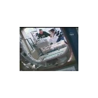 船内保管室「きぼう」のハッチ解放！土井宇宙飛行士が入室 画像