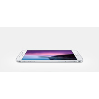 サムスン、Galaxyシリーズ最薄5.9mmの5.7型「Galaxy A8」発表 画像