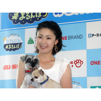 愛犬と登場の古閑美保、「パートナーも犬に慣れて欲しい」 画像