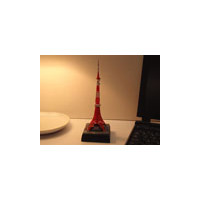 デスク上に“懐かしの昭和”を再現——東京タワー歴代デザインのミニチュアフィギュア 画像