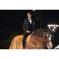 斎藤工、競馬場に騎乗で降臨！　王子様スタイルにファン歓喜 画像