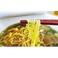 【PR】『マルちゃん正麺』にカップ麺！ ツルツル感が際立つ新感覚 画像