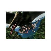 恐竜に捕まって空を飛ぶ!?  USJで来春オープンのフライング・コースター 画像