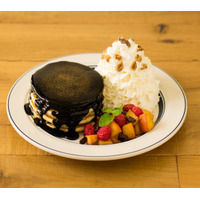 【おとなのグルメ】Eggs 'n Things銀座店、ビターチョコ香るAnniversaryパンケーキ 画像