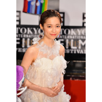 AKB48島崎遥香、東京国際映画祭で純白ドレス姿を披露！ 画像