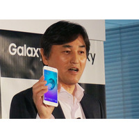 薄さ約6.0mmのスマホ「Galaxy A8」がauから登場……Gear S2も日本市場に投入へ 画像