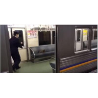 【動画】電車のなかに猫が！猫 vs 車掌さん 画像