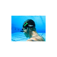 海やプールで泳ぎながら音楽を楽しめる防水機能搭載オーディオプレーヤー 画像