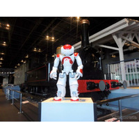 4カ国語対応の人型ロボット「NAO」、鉄道博物館で来場者を案内 画像