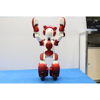 話しかけた言語で対応するおもてなしロボット「EMIEW3」 画像