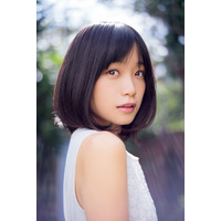 元乃木坂46・深川麻衣、ソロで表紙＆グラビア登場 画像