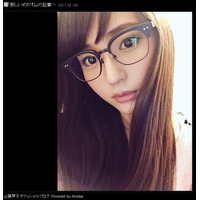 山賀琴子の黒縁めがね姿にファン「眼鏡美女」 画像