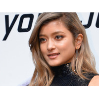 ローラ、前髪カットのイメチェン写真公開に「雰囲気変わる」の声！ 画像