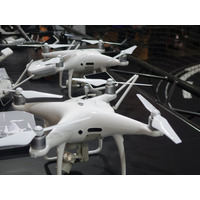 最新ドローン「PHANTOM 4 PRO」の機能デモに人だかり……『CP＋2017』 画像