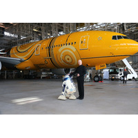 ANA、特別塗装機「C-3PO ANA JET」公開！アンソニー・ダニエルズも登場 画像