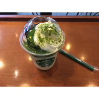 スタバの抹茶ソース入りフラペチーノを食べてきた！まるごとチョコケーキを崩して食べる!! 画像