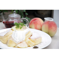 幸せのパンケーキ、国産桃を3つの香りで楽しむ「国産白桃のローズヒップピーチパンケーキ」 画像