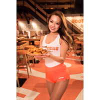 現役HOOTERSガールのトップに初の日本人 画像