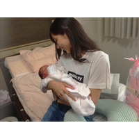 石川恋、赤ちゃんを抱きかかえる姿に反響！ 画像