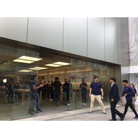 ついにiPhone 8/8 Plus発売！銀座Apple Store前には60人の行列 画像