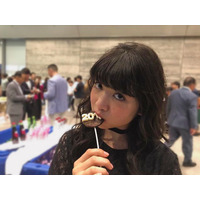 東京女子流・新井ひとみ、キメ顔でチョコをパクッ！「可愛すぎるー!!」と話題 画像