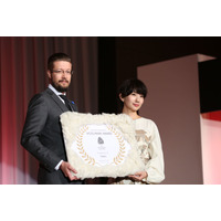 波瑠が「ベストドレッサー賞ウールマーク賞」を受賞！ 画像