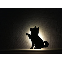 暗闇を柴犬型ウォールライトで照らし「ほっこり」する 画像