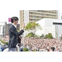 羽生結弦選手の祝賀パレードが開催！ファンに手をふって応える 画像