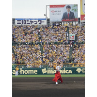 足立佳奈、夢の甲子園で始球式挑戦！豪速球を披露 画像