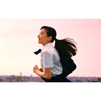 芦田愛菜が本気で走る・喜ぶ！進学塾の新グラフィック広告に登場 画像