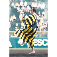 阿部寛、特注衣装で人生初の始球式に挑戦 画像
