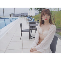 江野沢愛美、キュートな白ビキニ姿を公開！絶賛の声多数 画像