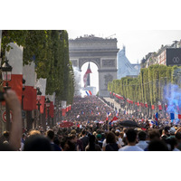 フランス代表、シャンゼリゼ通りで優勝パレード！驚きの人ごみ 画像