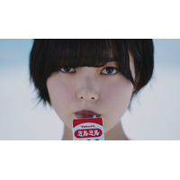 欅坂46・平手友梨奈、新CMで力強い視線 画像