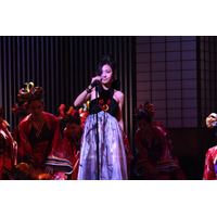 倉木麻衣、ドレス姿でダンサー150名を従えパフォーマンス 画像