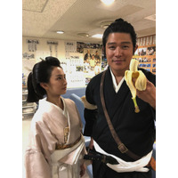 鈴木亮平、北川景子に「ゴリラを見る目で見つめんでくいやい」 画像