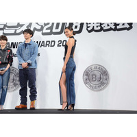 長谷川潤、「ベストジーニスト」受賞！大胆スリットを着こなすプロポーションに菜々緒も感心 画像