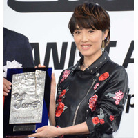 荻野目洋子、「ベストジーニスト」受賞式で“ダンシング・ヒーロー”！ 画像