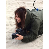 倉科カナ、浜辺でのカメラマン姿に反響 画像