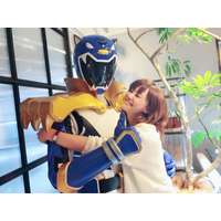 倉科カナ、特撮ヒーロー・トライガーに抱きついたオフショット公開 画像