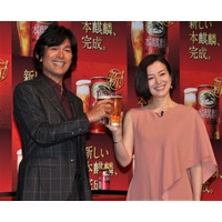 江口洋介と鈴木京香「桜の季節を楽しんで!」……CM発表会で仲良く“乾杯” 画像