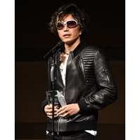 一流芸能人GACKT、「せんべい」の食レポも一流すぎる 画像