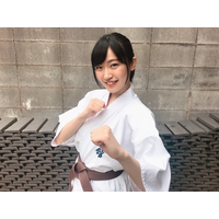 人気YouTuberの前島亜美、10枚の瓦割りに挑戦した動画を公開 画像