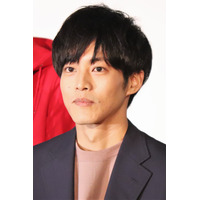 松坂桃李、コンビニ袋でお出かけ「台本も携帯も入れて」 画像