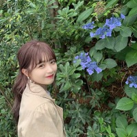 Kirari、紫陽花バックにポニテで微笑む姿に「お花よりもかわいい」 画像