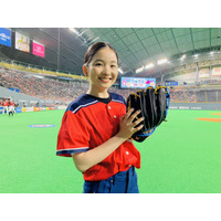 「じいちゃん、帰ってきたよ！」福地桃子、“夕見子”で札幌ドームに登場！美しいピッチング披露 画像