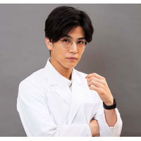 医師役に初挑戦の岩田剛典、”白衣にメガネ”姿を披露し「新鮮な気持ち」 画像