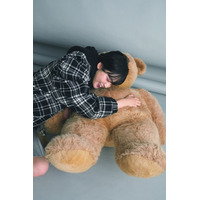 平手友梨奈、クマのぬいぐるみを抱きしめる愛らしい姿披露 画像